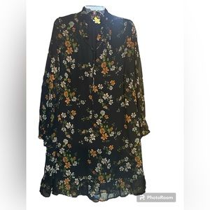 En crème black sheer l/s floral tie string in front ruffle on bottom hem  Sz XL